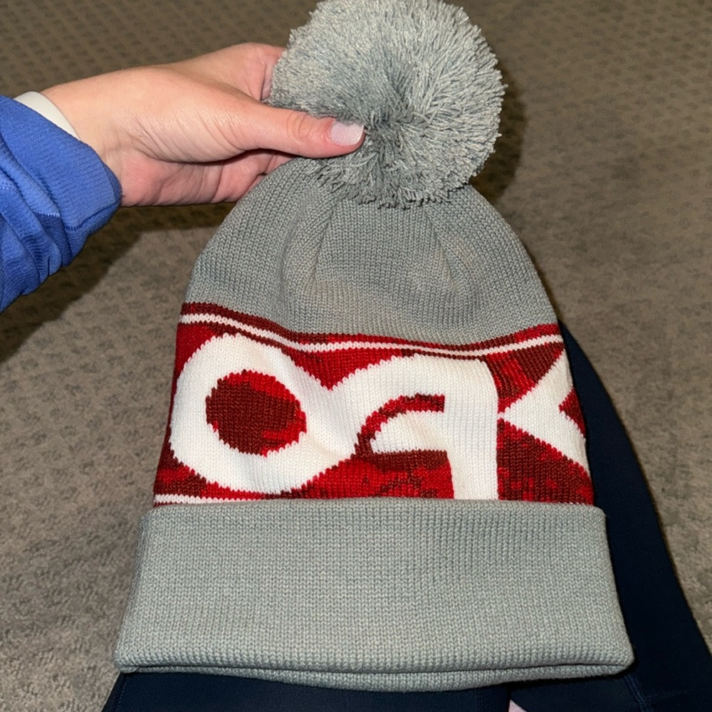 Oakley adult wanderlust Pom beanie ski snowboard new without tags